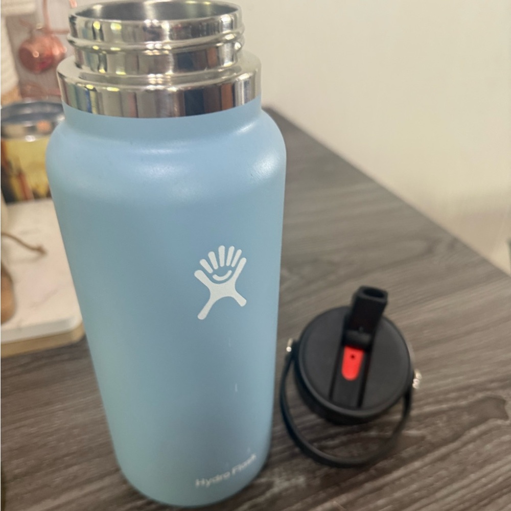 Hydro Flask Sky Blue Bottle with Black Lid - Picture 8 of 9